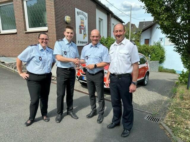 Übergabe des Taktstabs: Katharina Rubarth, Gerrit Irle (Technische Leitung Musikzug), der neue Leiter Micha Klappert und  Michael Stricker (Leiter der Feuerwehr). 	 | Foto: Feuerwehr
