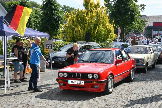 Bürgermeister Dr. Georg Ludwig schickte die Oldtimer auf die Strecke durch das Oberbergische.  | Foto: Michael Gauger