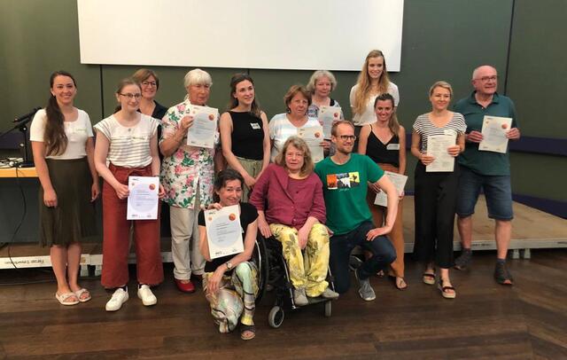Die neuen Klimabotschafter und Klimabotschafterinnen bei der Zertifikatsverleihung. | Foto: VHS