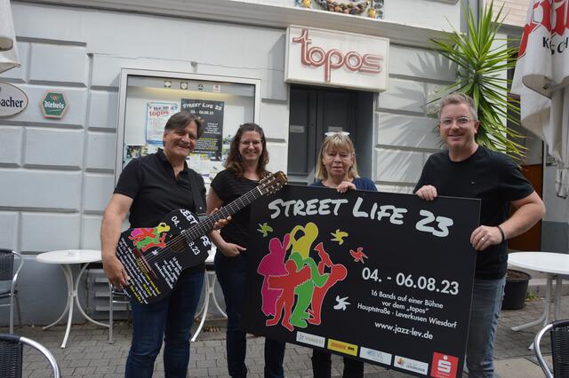 Marcus Moorkamp (links) mit der „Street Life Gitarre“, die beim Festival mit Euros gefüttert werden kann sowie den Vorstandsmitgliedern Eileen Schwarz, Ingrid Orth und Tobias Sauter.    | Foto: Ursula Willumat