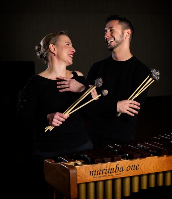 Katarzyna Mycka und Conrado Moya führen „Goldberg Variationen für zwei Marimbas“ auf. | Foto: Klaus Kusserow