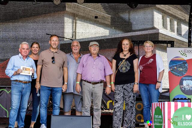 Die Preisträger des westenergie-Klimaschutzpreises wurden auf der Bühne des Stadtfestes ausgezeichnet.  | Foto: Michael Zoephel