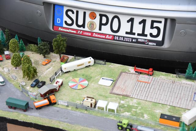 Henning Schwekendiek hat zur Vorbereitung ein Modell des neuen Kirmesveranstaltungsortes erstellt, um die Dimension des Festzeltes auf dem Bolzplatz in Liessem realistisch darzustellen.  | Foto: as (Archiv)