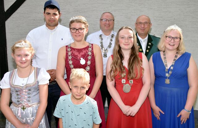 Stolz sind die Adendorfer Schützen auf ihre diesjährigen Majestäten – von rechts Schülerprinzessin Leonie Wagner, Brudermeister Andreas Wagner, Jungschützenprinzessin Saskia Schwarz, Bürgerkaiser Martin Wagner, Kinder-Bürgerkönig Nils Ohrem, Königin Meike Hinzmann, „Prinzgemahl“ Johannes Schwind und Bambiniprinzessin Marie Wagner. | Foto: Peter Adolf