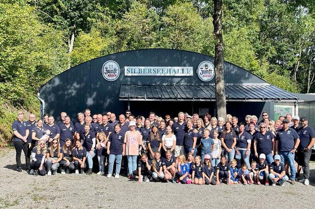 Traditoneller Start der großen KVB-Familie in die Karnevalssession mit einer Wanderung.  | Foto: Susanne Wurth