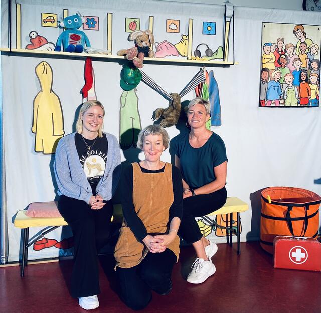 Über den Besuch von Schauspielerin Britta Weyers (M.) freuten sich Kita-Leiterin Kerstin Rettke (r.) und Melina Kyranoudis (l.), Fachberaterin des Kirchenkreises An der Agger.   | Foto: Elli Kockler