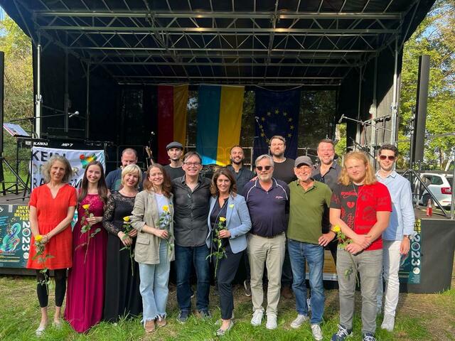 Erlebten einen besonderen Moment im Rittergut Orr: Gastgeber Peter Worms (1. Reihe 5. v.l.) mit seinen musikalischen Gästen.  | Foto: Foto Blaugelbes Kreuz Köln