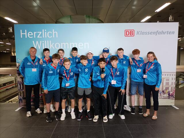 Das Leichtathletik-Team der Elisabeth-von-Thüringen-Realschule mit Benno Eicker und Alina Keite (außen). | Foto: Eicker