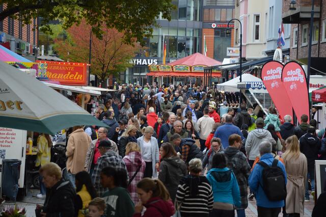 Für großen Besucherandrang sorgen die zahlreichen Angebote an den Veranstaltungstagen in der Wiesdorfer City.  | Foto: Ursula Willumat