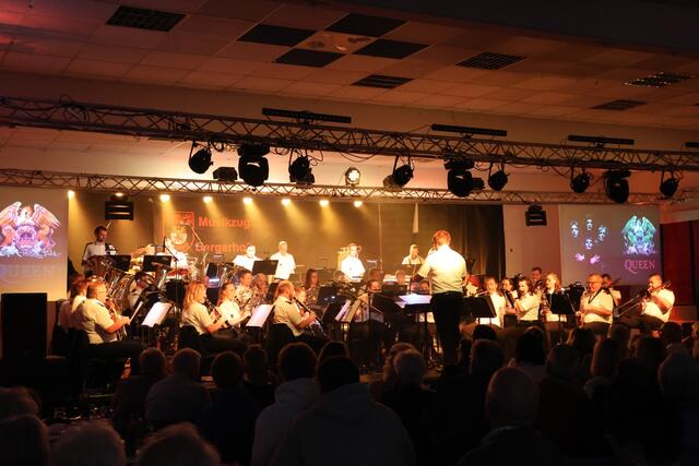 Tolle Lightshow beim Jubiläumskonzert des Musikzugs Bergerhof.                              | Foto: Michael Kupper