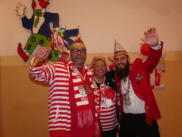 Prinz Giuseppe, Prinzessin Uschi II. und Bauer Mirko freuen sich auf eine schöne Session mit den Jecken. | Foto: Gast