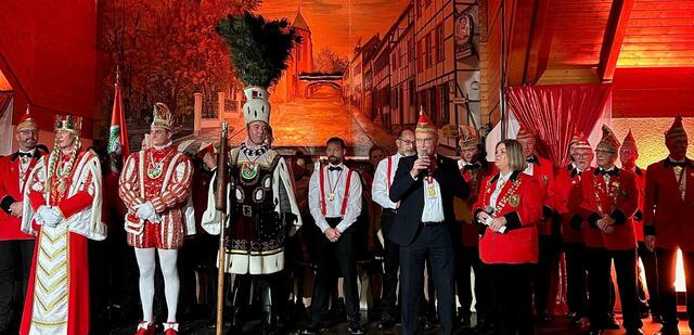 Greesberger-Chefin Nicole Reipen und der Mechernicher Bürgermeister Dr. Hans-Peter Schick (r.) haben das neue Dreigestirn Prinz Jan I., Jungfrau Bärbel und Bauer Marc (l.) inthronisiert. 			 | Foto: Thomas Metzen/pp/Agentur ProfiPress
