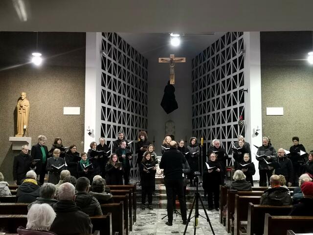 Der Kammerchor „Fiat ars“ beim Konzert in der Pfarrkirche Sankt Josef in Wesseling.  | Foto: Peter Siebert