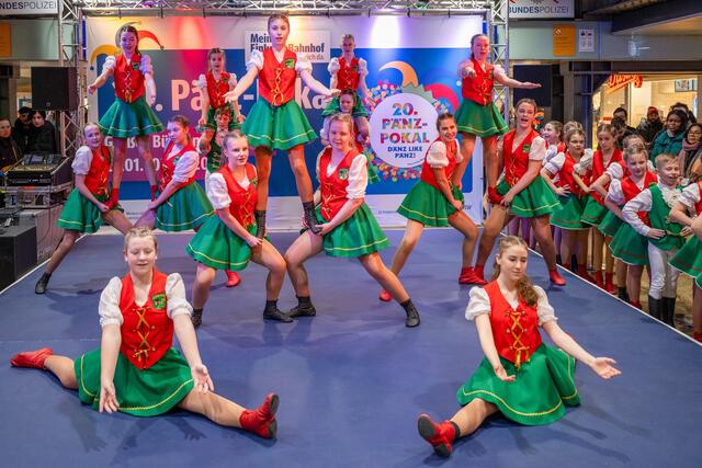 Der 1. Platz beim 20. Pänz-Pokal-Finale ging an die Torschwälbchen der KG Bergheimer Torwache.  | Foto: MEKB