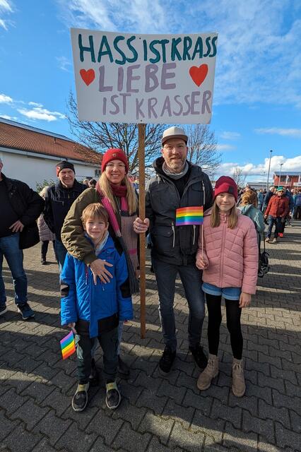 Aus Alfter war Familie Nolte nach Kardorf gekommen, um ein Zeichen gegen Hass und für Vielfalt zu setzen. | Foto: fes