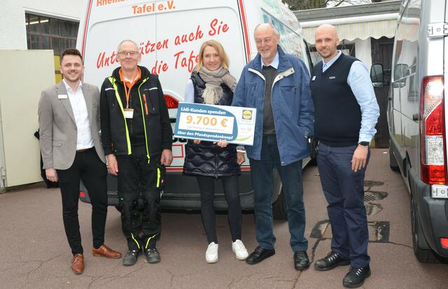 Die Verantwortlichen des RFheinbacher tafelvereins freuen sich über den Spendenscheck, den Lidl-Bezirksdirektorin Heike Seul mitgebracht hatte.  | Foto: Tafel Rheinbach