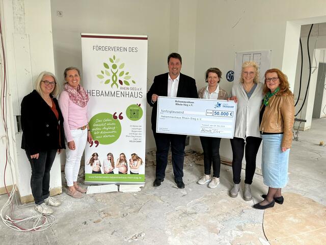 Bürgermeister Alexander Biber (Mitte) überreichte den Spendenscheck über 50.000 Euro an die Gründerinnen des Hebammenhauses Rhein-Sieg:  | Foto: Stadt Troisdorf