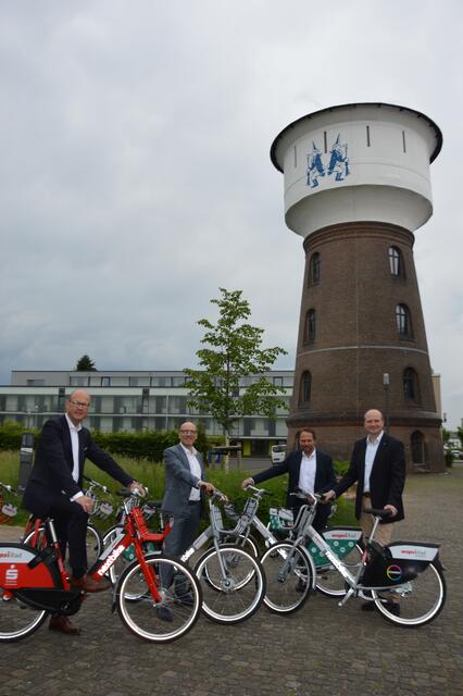Markus Grawe, Vorstandsvorsitzender der Sparkasse Leverkusen (von linsk), Marc Kretkowski, Wupsi-Geschäftsführer, Dr. Daniel Koch, Covestro und Oberbürgermeister Uwe Richrath, feiern 5 Jahre WupsiRad mit der Zweirad-Flotte.  | Foto: Ursula Willumat