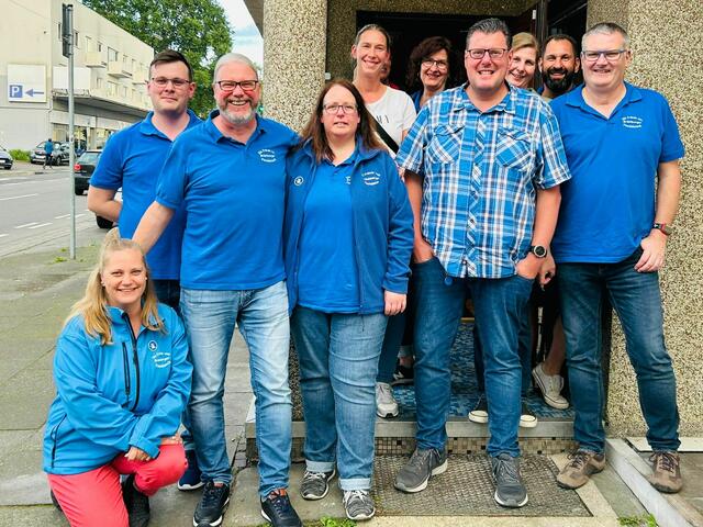 Der neue Vorstand (von links): Bettina Bongartz (Zeugwartin), Marc Georg (2. Geschäftsführer und Standartenträger), Harald Kelter (Präsident), Claudia Kelter (Geschäftsführerin und Zugleiterin), Andrea Irlenbusch (2. Kassiererin), Stefanie Göbeler (Schriftführerin), Michael Burgemeister (Kassierer), Clarissa Przibilla (Pressewartin), Sascha Meis (2. Standartenträger, 2. Zeugwart). | Foto: Fründe vom Brückberger Veedelszoch