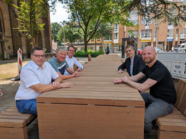 Im Schatten von St. Josef: Ralf Birkner, Holger Willcke, Friedhelm Kruth, Pfarrer Markus Feggeler und Johannes Lech (von links) stellten den neuen „Tisch der Vielfalt“ vor.  | Foto: Frank Engel-Strebel