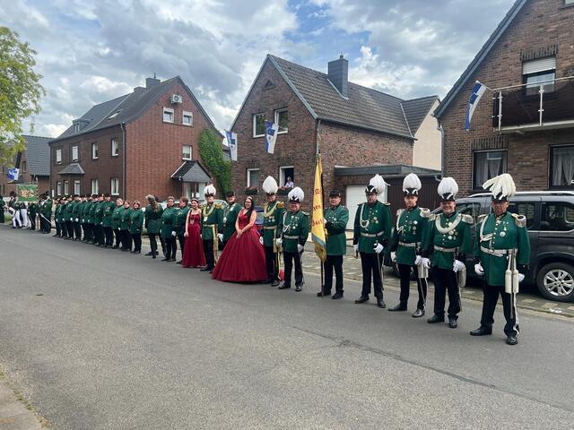 Zur Parade auf der Fürstenbergstraße stehen die Schützen in Reih‘ und Glied. | Foto: Schützen