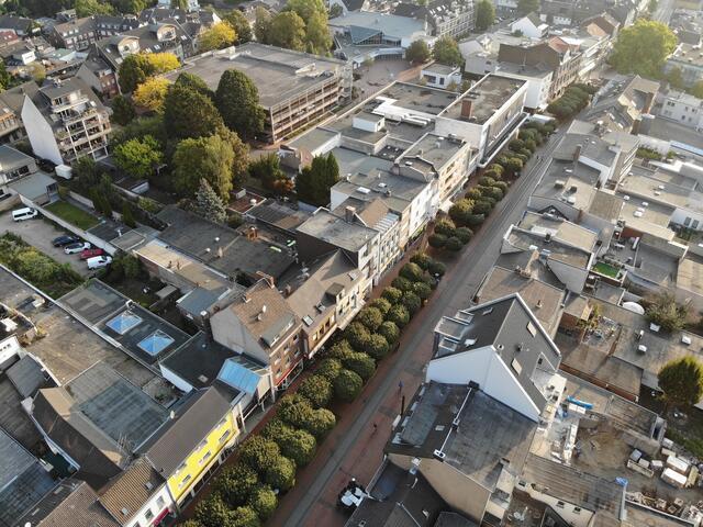 Frechen von oben, noch mit Parkhaus: Im August bietet die Turnerschaft (TS) Frechen eine Stadtrallye für Bürger und Besucher an.  | Foto: Archiv/Stadt Frechen