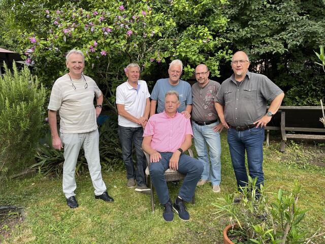 Arbeitskreis 725 Jahre Bechlinghoven (von links): Willi Wester, Walter Köpsel, Roland Kopschetzky, Heinz-Josef Lindlar, Detlev Schröter und vorne sitzend: Arno Kleemann. | Foto: fes
