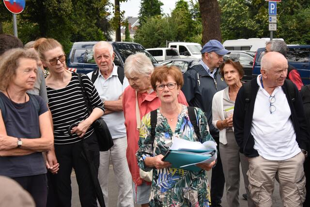 Dr. Iris Henseler-Unger führte viele Teilnehmerinnen und Teilnehmer des Friedorfer Spaziergang-Angebots durch die Straße des Ortes und erläuterte die Dorfgeschichte.  | Foto: as