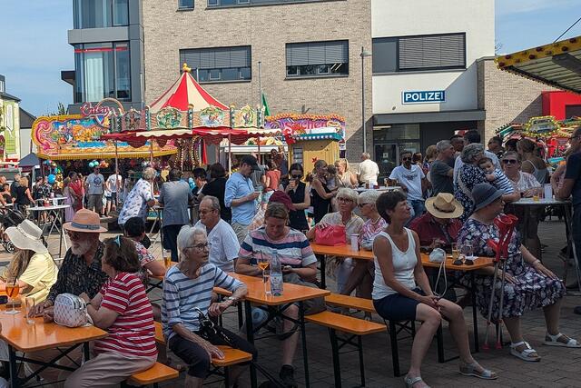 Bei allerbesten „äußeren Bedingungen“ hatten auch in diesem Jahr wieder viele Besucher den Weg zum Gewerbefest in das Bornheimer Zentrum gefunden.  | Foto: Foto. fes