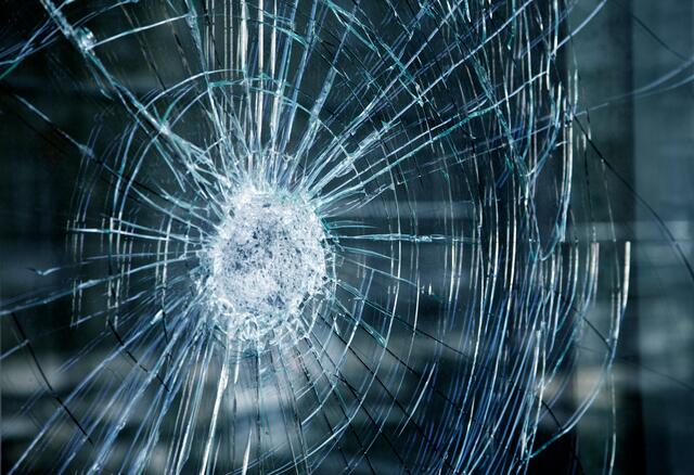 Ein Unbekannter soll mehrere Schüsse auf zwei nebeneinanderliegende Wohn- und Geschäftshäuser an der Beerstraße in Kalscheuren abgegeben haben.  | Foto: Symbolbild/Friedberg/stock.adobe.com