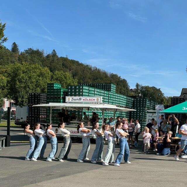 Eine Rast muss sein - da bietet sich der Hof der Brauerei geradezu an. Dort wurden die Gäste mit einem Unterhaltungsprogramm überrascht.  | Foto: Erzquell Brauerei/Christina Rothe