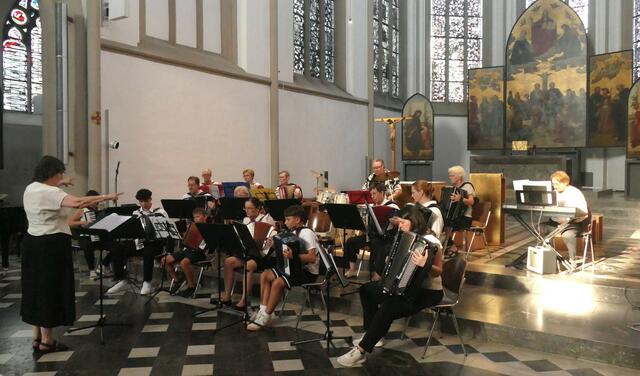 Bei der Eröffnung des Beethovenfestes spielte das Workshop-Orchester „Gemeinsam musizieren mit Quetsch“ in der Bonner Remigiuskirche. | Foto: Wolfhard Brandtstäter
