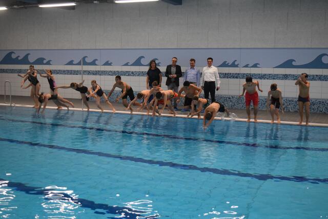 Schüler der Klasse 7b des Albert-Einstein-Gymnasiums eröffneten das Hallenbad mit einem ersten Sprung ins kühle Nass. Im Hintergrund (v.li.) Projektleiterin Wenke Schallenberg-Hüls, Technischer Beigeordneter Rainer Gleß, Erster Beigeordneter Dr. Martin Eßer, und Bürgermeister Dr. Max Leitterstorf. | Foto: Gaebel