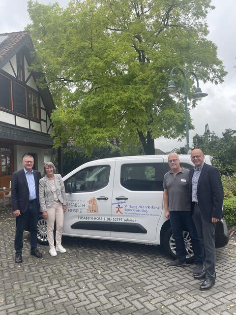 Heijo Hauser, Vorsitzender Freundeskreis Elisabeth Hospiz; Andrea Schrahe, Abteilungsdirektorin Veranstaltungs- und Reisemanagement; Dirk Bellmann, Geschäftsführer Elisabeth Hospiz, und Ralf Löbach, Vorstandsmitglied der VR-Bank Bonn Rhein-Sieg und der Stiftung der VR-Bank Bonn Rhein-Sieg.  | Foto: VR-Bank