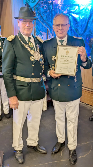 Bezirksbundesmeister Gottfried SchmitZ mit Josef Pütz (von links), der mit dem „Hohen Bruderschaftsorden“ ausgezeichnet wurde.  | Foto: Schützenbruderschaft