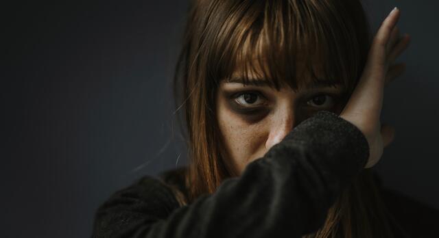 Laut BKA erlebt alle vier Minuten eine Frau Gewalt durch ihren Partner oder Ex-Partner.  | Foto: Davide Angelini/Stock.Adobe.com