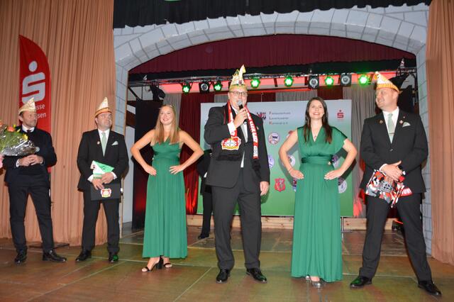 Jetzt weiß man, wer der neue Prinz von Leverkusen ist: Marco Hafermann (3. von rechts), hier auf der Bühne zu sehen mit (von links) Oberbürgermeister Uwe Richrath, Adjutant Marijo Klasic, den Pagen Lena Kunz und Julia Hafermann sowie Adjutant Nico Kunz.  | Foto: Ursula Willumat