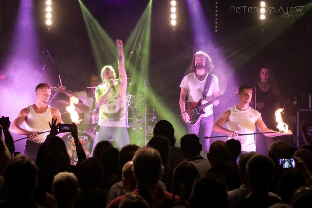 Die „Queen Kings“ rocken zum Abschluss des Lions-Circusfestivals 2025.  | Foto: Peter Zylajew