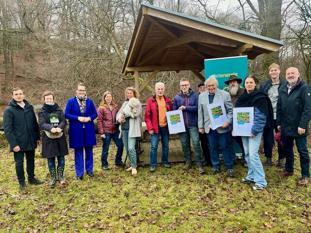 Bürgermeisterin Nicole Berka (3.von links) und Thomas Krischnik von westenergie (links) mit den diesjährigen Preisträgerinnen: 1. Platz Verschönerungsverein Neunkirchen, 2. Platz Ulrich Wegner und 3. Platz Runder Tisch Klima.  | Foto: Gemeinde Neunkirchen-Seelscheid