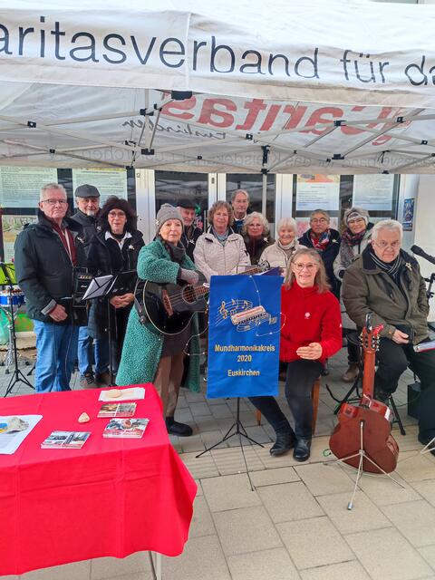 Die Mundharmonikagruppe 2020 Euskirchen sammelt Spenden für die lokale Caritas Notschlafstelle.  | Foto: Caritas