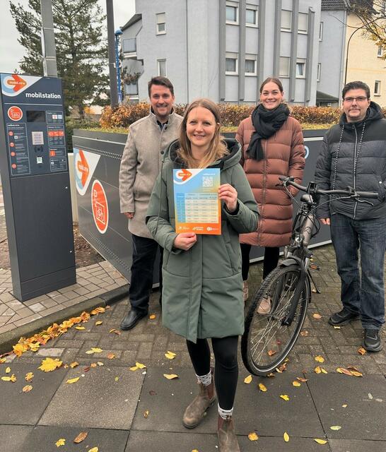 Bewunderten die neuen Fahrradboxen (von links): Bürgermeister Alexander Biber, Sonja Kemena von der Stabsstelle Strategische Mobilitätsplanung und Klimawandelvorsorge, Laura Schulte von go.Rheinland und Jörg Zemke, Amt für Straßenbau, Erschließungsbeiträge und Verkehr.  | Foto: Stadt Troisdorf