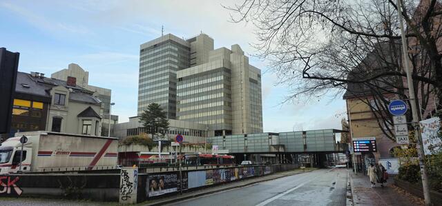 Der Rat ist dem Vorschlag von OB Dörner gefolgt: Teilabriss und Sanierung sollen das Stadthaus und das umliegende Areal fit für die Zukunft machen.  | Foto: mt