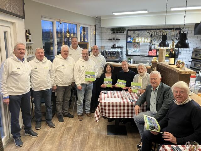 Den Bildband „725 Jahre Bechlinghoven“ stellten Vertreter des Arbeitskreises und an dem Buch Beteiligte in der Trattoria „L’Angolo di Marco & Fabio“ vor.  | Foto: fes