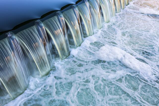 Symbolbild: Aus Abwasser wird in der Kläranlage wieder sauberes Wasser.  | Foto: MATTHIAS BUEHNER - Stock.Adobe.com