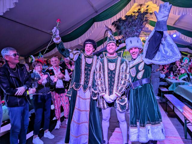 Karnevalistische Kicker (von links): Jungfrau Eli, Prinz Jerome und Bauer Gaspard (von links) starten als Trifolium ins SSV-Jubiläumsjahr. | Foto: Frank Engel-Strebel