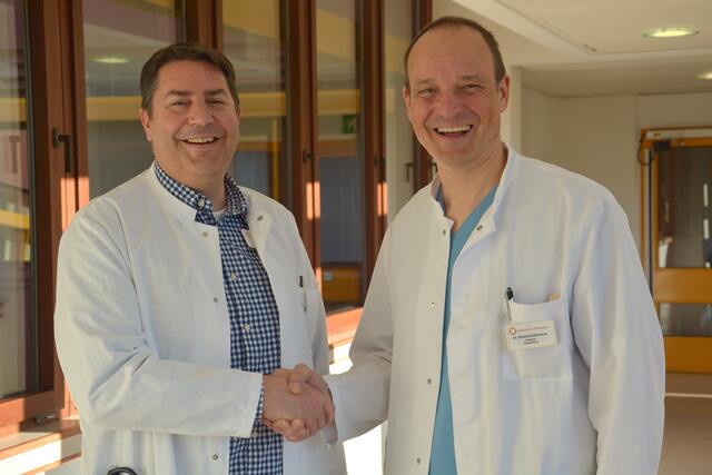 Dr. Jonas Kreth (l.) und Dr. Roland Adelmann, Chefarzt der Klinik für Kinder- und Jugendmedizin.  | Foto: Klinikum Oberberg