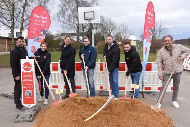 v.l.n.r. Ismail Basakci, Barbara Gardner (bn:t), Swen Christian (Gemeinde Wachtberg, Steffen Kömpel (Ortsausschussvorsitzeender von Werthhoven), Henry Horn (Leiter des Bauamtes der Gemeinde Wachtberg) sowie die bn:t-Vertreter Nikolaos Pantios und Stefan Holighaus beim symbolischen Spatenstich für den weiteren Glasfaserausbau in Werthhoven.  | Foto: AS