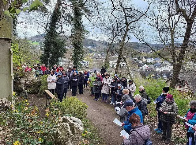 Das Archivfoto zeigt die Teilnehmenden des Kreuzweges in Adenaui.  | Foto: Communio in Christo