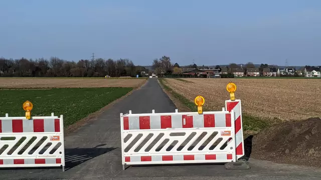 Ein echter Fortschritt: Die Asphaltierung der verlängerten Südstraße verbessert die Erreichbarkeit der S-Bahn-Station Spich.  | Foto: ADFC