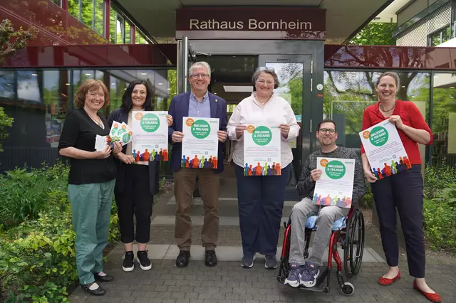 Werben für die Förderung von Inklusion durch die Stadt (v.links): Abteilungsleiterin Anneliese Haberer, Sozialamtsleiterin Cornelia Löwe, Bürgermeister Christoph Becker, Susanne Vogel und Christoph Janicke vom Sozialamt sowie Dezernentin Alice von Bülow.  | Foto: Stadt Bornheim